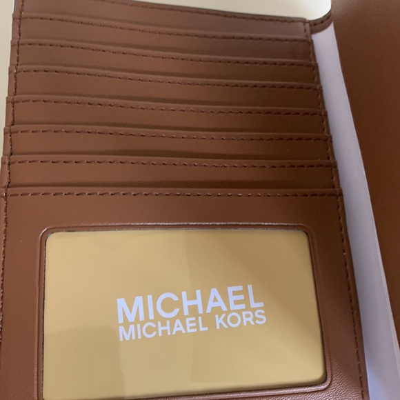 MICHAEL KORS PASSPORT HOLDER NWT - Picture 4 of 6